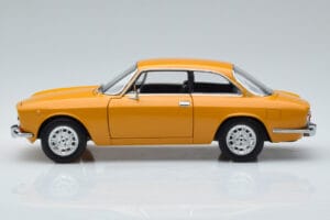 Alfa Romeo 1750 GTV Jaune Norev 1:18 187910 Métal Moulé — image 4 sur 7