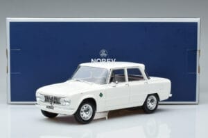 Alfa Romeo Giulia Ti Super Norev 1:18 187970 Métal Moulé — image 6 sur 6