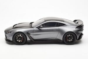 Aston Martin V12 Vantage Magnetic Argent GT Spirit 1:18 GT443 Résine — image 3 sur 6