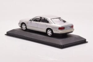 Audi A8 D2 Argent Bande Verte Minichamps 1:43 AUDI-264455 Métal Moulé — image 3 sur 4
