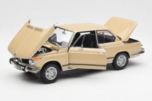 BMW 2002 Ti E10 Sahara Beige Kyosho 1:18 08541BG Métal Moulé — image 2 sur 8