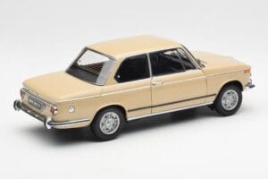BMW 2002 Ti E10 Sahara Beige Kyosho 1:18 08541BG Métal Moulé — image 3 sur 8