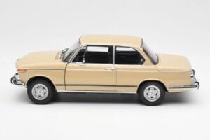 BMW 2002 Ti E10 Sahara Beige Kyosho 1:18 08541BG Métal Moulé — image 4 sur 8