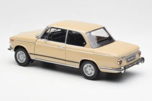 BMW 2002 Ti E10 Sahara Beige Kyosho 1:18 08541BG Métal Moulé — image 7 sur 8