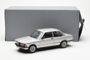 BMW 323i E21 Aspen Argent AUTOart 1:18 80430433552 Métal Moulé — image 8 sur 8