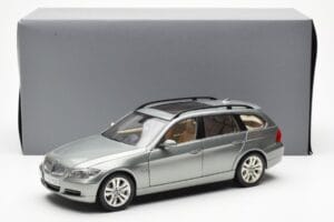 BMW 330i E91 Touring Gris Metallic Kyosho 1:18 80430394359 Métal Moulé — image 8 sur 8