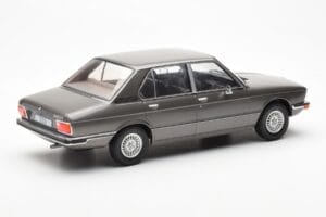 BMW 520i E28 Gris MCG 1:18 MCG18121 Métal Moulé — image 2 sur 6