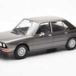 BMW 520i E28 Gris MCG 1:18