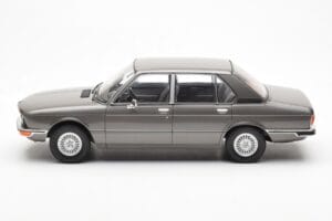 BMW 520i E28 Gris MCG 1:18 MCG18121 Métal Moulé — image 3 sur 6