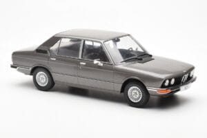 BMW 520i E28 Gris MCG 1:18 MCG18121 Métal Moulé — image 4 sur 6
