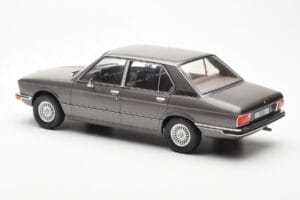 BMW 520i E28 Gris MCG 1:18 MCG18121 Métal Moulé — image 5 sur 6