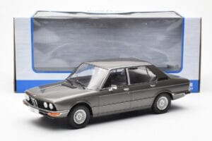 BMW 520i E28 Gris MCG 1:18 MCG18121 Métal Moulé — image 6 sur 6