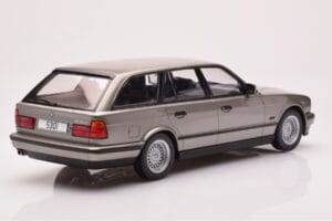 BMW 530i E34 Touring Gris Métallisé MCG 1:18 MCG18330 Métal Moulé — image 2 sur 6