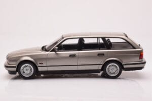 BMW 530i E34 Touring Gris Métallisé MCG 1:18 MCG18330 Métal Moulé — image 3 sur 6