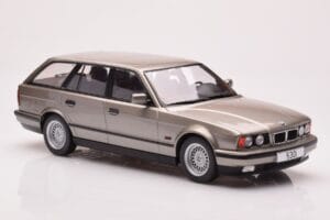 BMW 530i E34 Touring Gris Métallisé MCG 1:18 MCG18330 Métal Moulé — image 4 sur 6