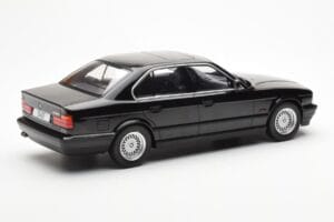 BMW 540i E34 Noir Metallic MCG 1:18 MCG18157 Métal Moulé — image 2 sur 6