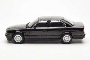 BMW 540i E34 Noir Metallic MCG 1:18 MCG18157 Métal Moulé — image 3 sur 6
