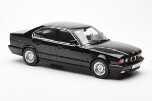 BMW 540i E34 Noir Metallic MCG 1:18 MCG18157 Métal Moulé — image 4 sur 6