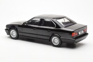 BMW 540i E34 Noir Metallic MCG 1:18 MCG18157 Métal Moulé — image 5 sur 6