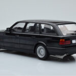 BMW 540i E34 Touring Noir Métallisé MCG 1:18 - image 5 of 6