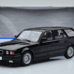BMW 540i E34 Touring Noir Métallisé MCG 1:18 - image 6 of 6