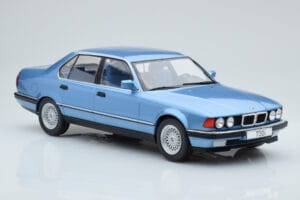 BMW 7 Series E32 730i Bleu MCG 1:18 MCG18160 Métal Moulé — image 3 sur 5