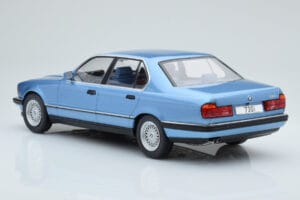 BMW 7 Series E32 730i Bleu MCG 1:18 MCG18160 Métal Moulé — image 4 sur 5
