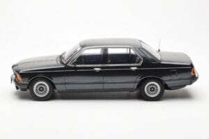 BMW 733i E23 Noir Metallic KK-Scale 1:18 KKDC180101 Métal Moulé — image 3 sur 6