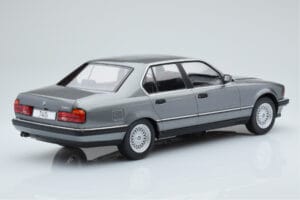 BMW 7 Series E32 740i Argent MCG 1:18 MCG18161 Métal Moulé — image 2 sur 5