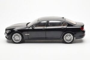 BMW 750Li F02 Facelift Carbon Noir Kyosho 1:18 08784BK Métal Moulé — image 4 sur 8