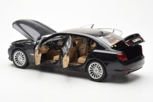 BMW 750Li F02 Facelift Carbon Noir Kyosho 1:18 08784BK Métal Moulé — image 5 sur 8