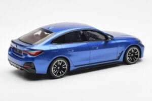 BMW i4 M50 G26 Bleu Otto 1:18 OT453 Résine — image 2 sur 6