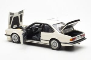 BMW M635 CSi E24 Blanc Dealer Edition AUTOart 1:18 80430145829 Métal Moulé — image 5 sur 8