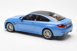 BMW M4 F82 Yas Marina Bleu Paragon 1:18 PA-97102 Métal Moulé — image 7 sur 8