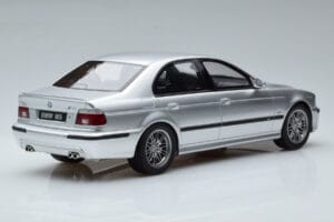 BMW M5 E39 Argent Otto 1:18 OT747B Résine — image 2 sur 7