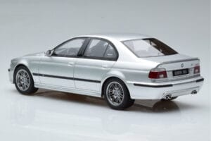 BMW M5 E39 Argent Otto 1:18 OT747B Résine — image 5 sur 7