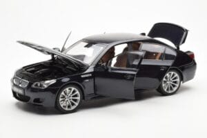 BMW M5 E60 Carbon Noir Kyosho 1:18 08593BK Métal Moulé — image 2 sur 8