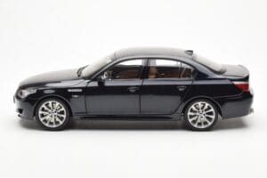 BMW M5 E60 Carbon Noir Kyosho 1:18 08593BK Métal Moulé — image 4 sur 8