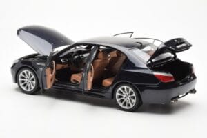 BMW M5 E60 Carbon Noir Kyosho 1:18 08593BK Métal Moulé — image 5 sur 8