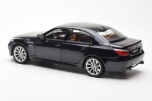 BMW M5 E60 Carbon Noir Kyosho 1:18 08593BK Métal Moulé — image 7 sur 8