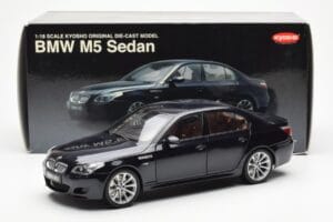 BMW M5 E60 Carbon Noir Kyosho 1:18 08593BK Métal Moulé — image 8 sur 8