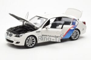 BMW M5 E60 Ring Taxi Nurburgring Kyosho 1:18 08593RT Métal Moulé — image 2 sur 8