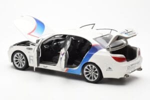 BMW M5 E60 Ring Taxi Nurburgring Kyosho 1:18 08593RT Métal Moulé — image 5 sur 8