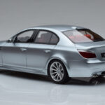 BMW M5 E60 Argent Otto 1:18 - image 5 of 6