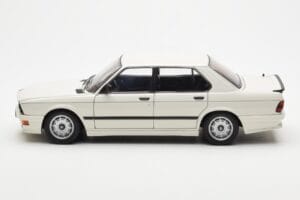 BMW M535i E28 Alpine Blanc AUTOart 1:18 75161 Métal Moulé — image 4 sur 10