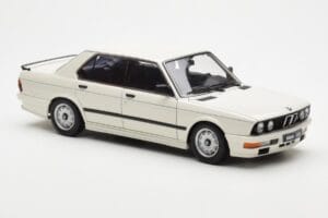 BMW M535i E28 Alpine Blanc AUTOart 1:18 75161 Métal Moulé — image 6 sur 10