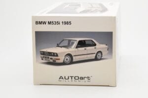 BMW M535i E28 Alpine Blanc AUTOart 1:18 75161 Métal Moulé — image 9 sur 10