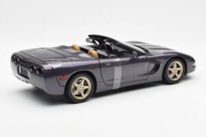 Chevrolet Corvette C5 Cabriolet Violet Nacré Métallique UT Models 1:18 21010 Métal Moulé — image 2 sur 6