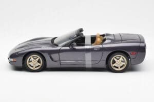 Chevrolet Corvette C5 Cabriolet Violet Nacré Métallique UT Models 1:18 21010 Métal Moulé — image 3 sur 6