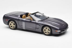Chevrolet Corvette C5 Cabriolet Violet Nacré Métallique UT Models 1:18 21010 Métal Moulé — image 4 sur 6